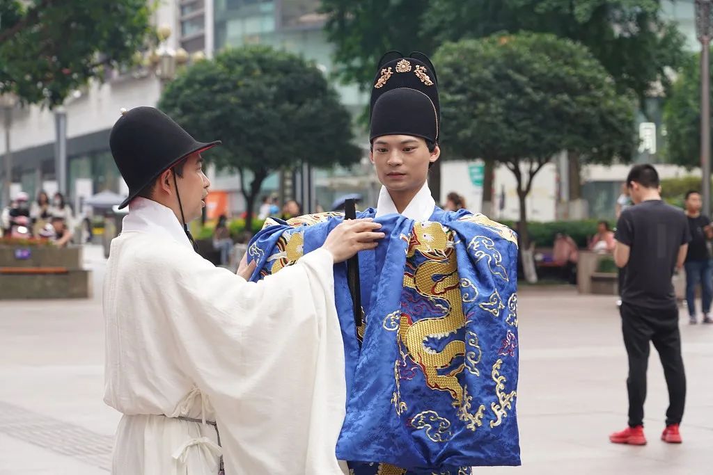 汉服市场火爆!“汉服”用英文怎么说? 汉服市场火爆!“汉服”用英文怎么说?