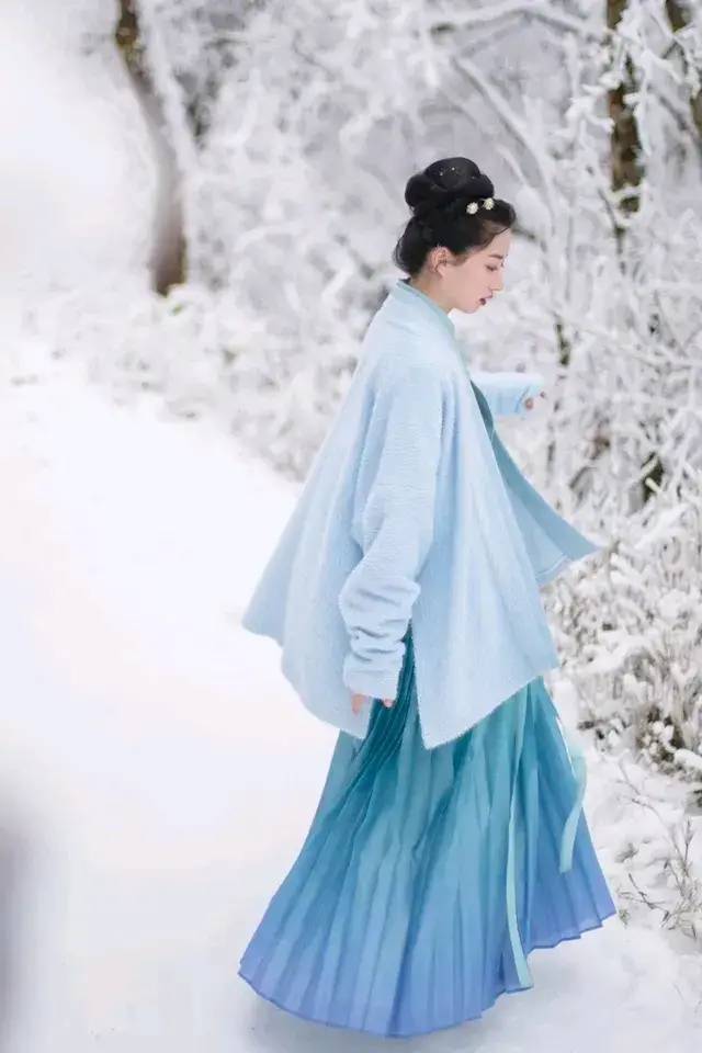 纯色汉服也能玩出花？——汉服色彩搭配方法
