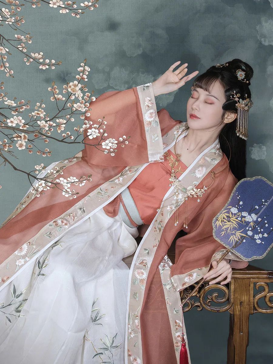 穿着比较清爽的宋制汉服(各种价位均有 穿着比较清爽的宋制汉服(各种价位均有