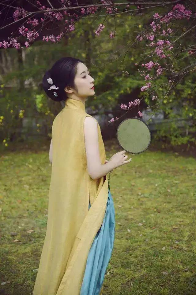 纯色汉服也能玩出花？——汉服色彩搭配方法