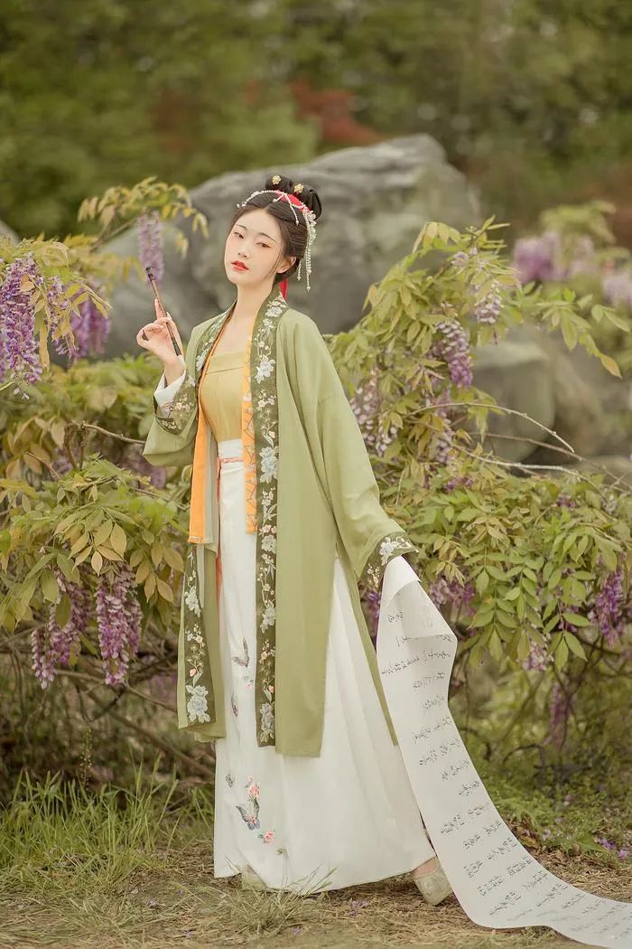 汉服仕女 | 紫藤挂云木，花蔓宜阳春