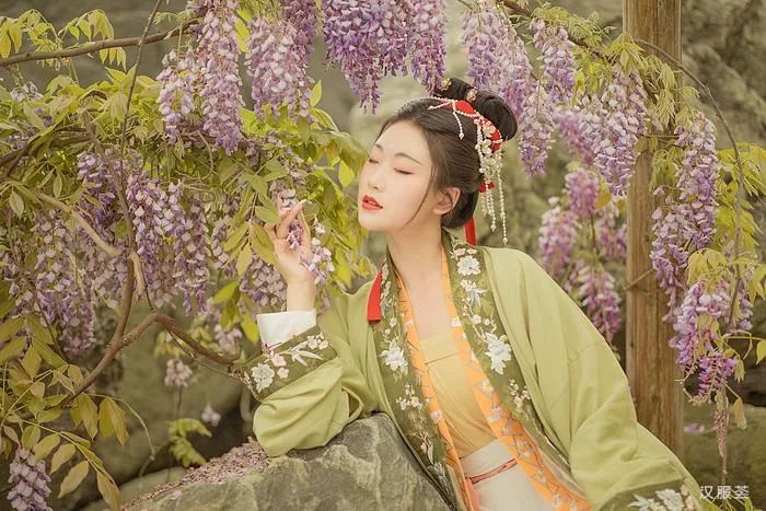 汉服仕女 | 紫藤挂云木，花蔓宜阳春