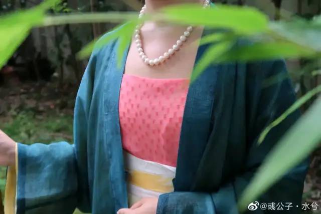 纯色汉服也能玩出花？——汉服色彩搭配方法