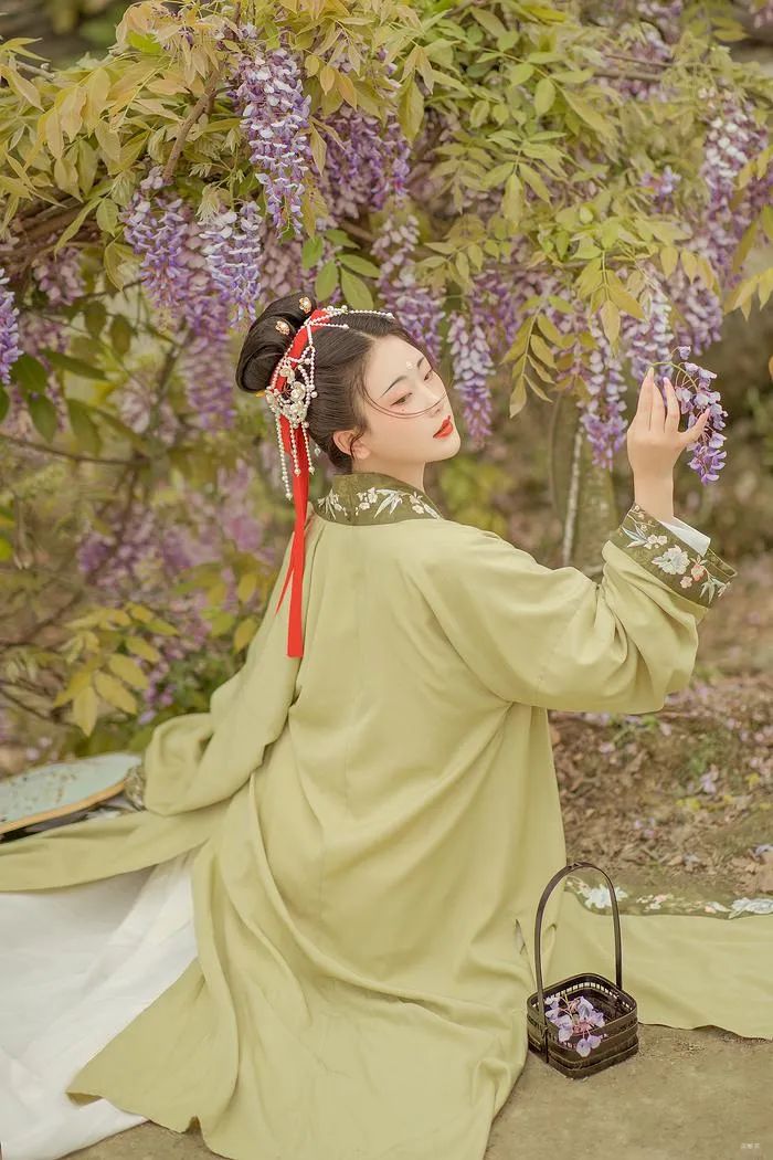 汉服仕女 | 紫藤挂云木，花蔓宜阳春