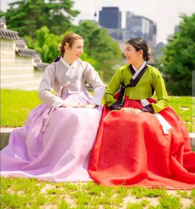 纯色汉服也能玩出花？——汉服色彩搭配方法