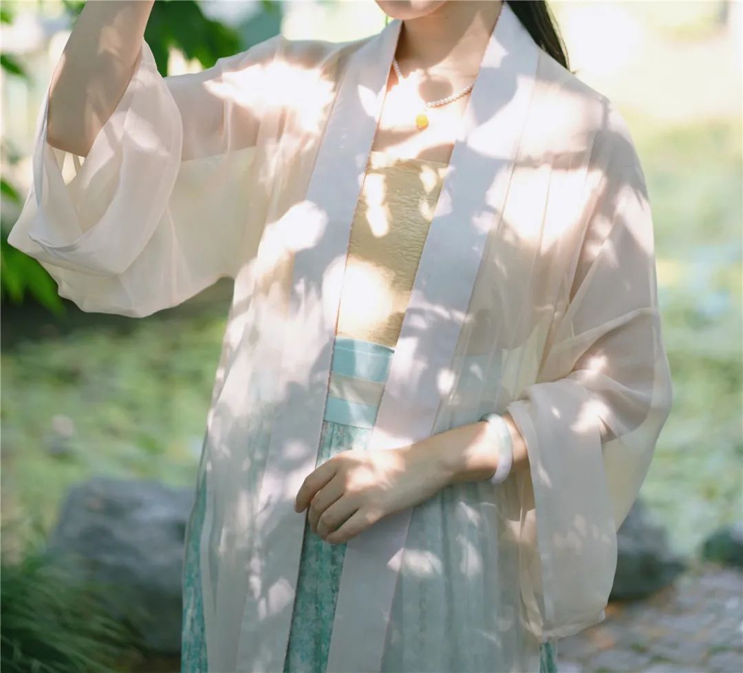夏天来啦!这些汉服看一眼就透~心~凉 夏天来啦!这些汉服看一眼就透~心~凉