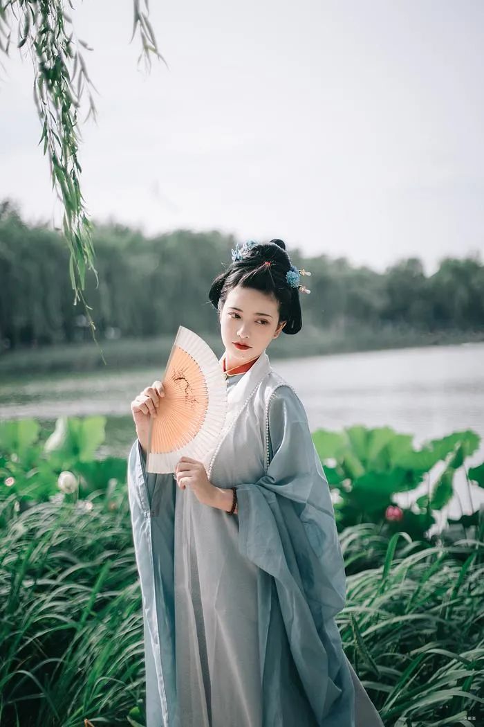 汉服仕女 | 落日渔歌归棹晚，且傍兰桡莲浦