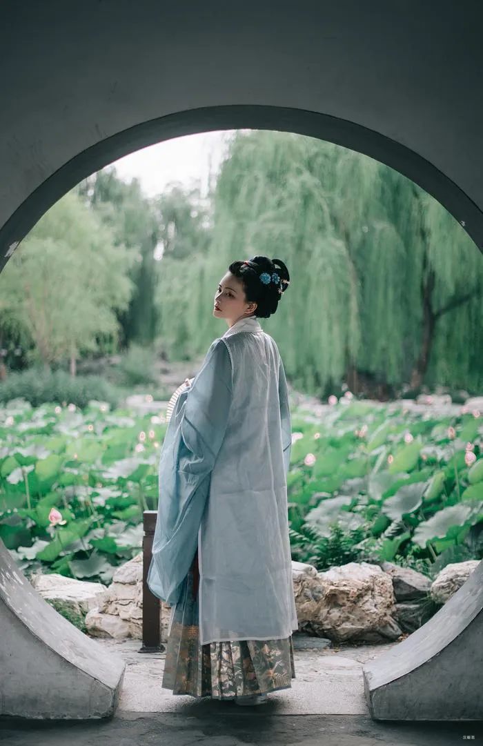 汉服仕女 | 落日渔歌归棹晚，且傍兰桡莲浦