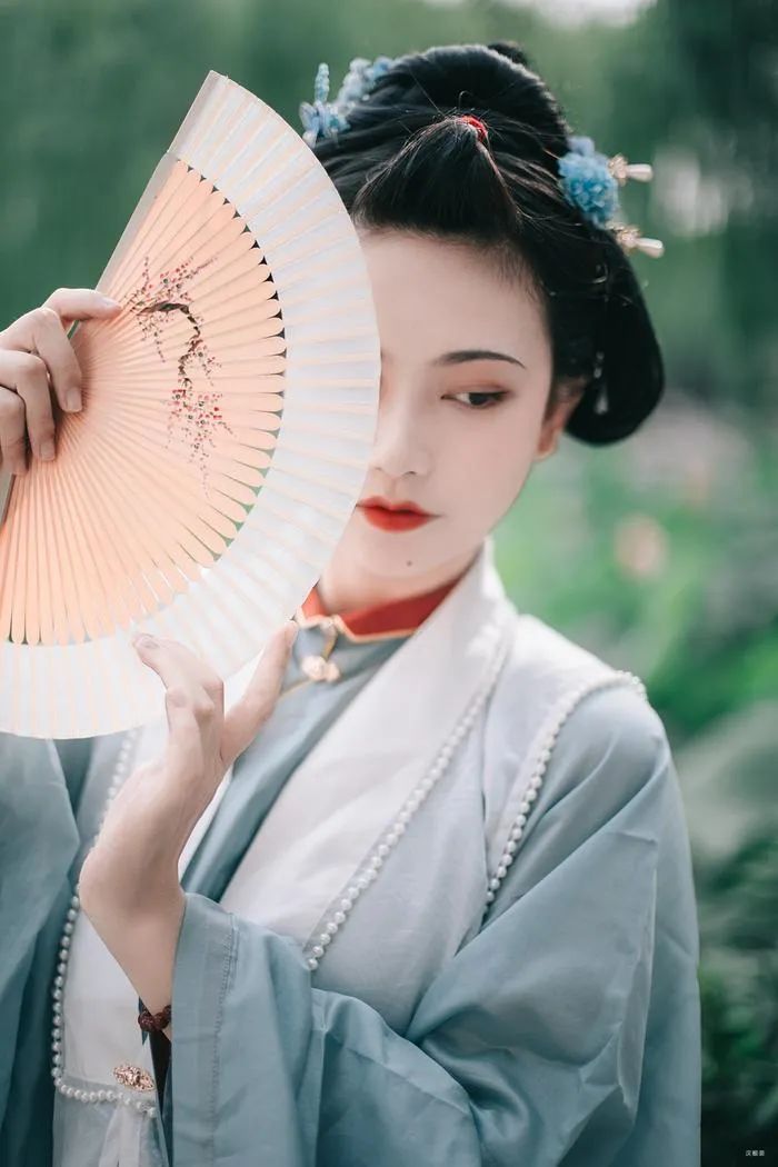 汉服仕女 | 落日渔歌归棹晚，且傍兰桡莲浦