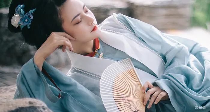 汉服仕女 | 落日渔歌归棹晚，且傍兰桡莲浦