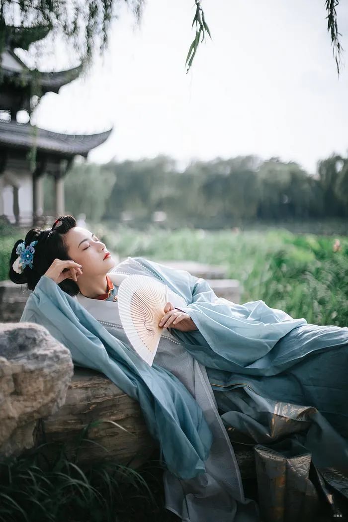 汉服仕女 | 落日渔歌归棹晚，且傍兰桡莲浦