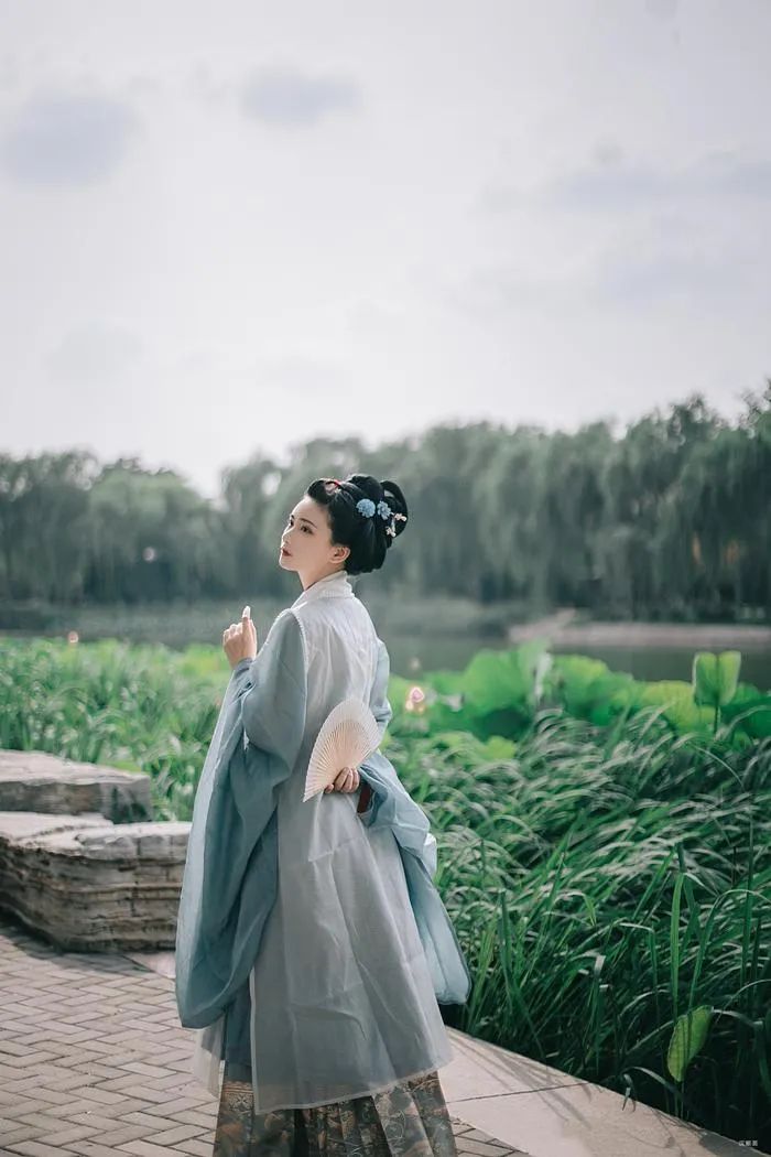 汉服仕女 | 落日渔歌归棹晚，且傍兰桡莲浦