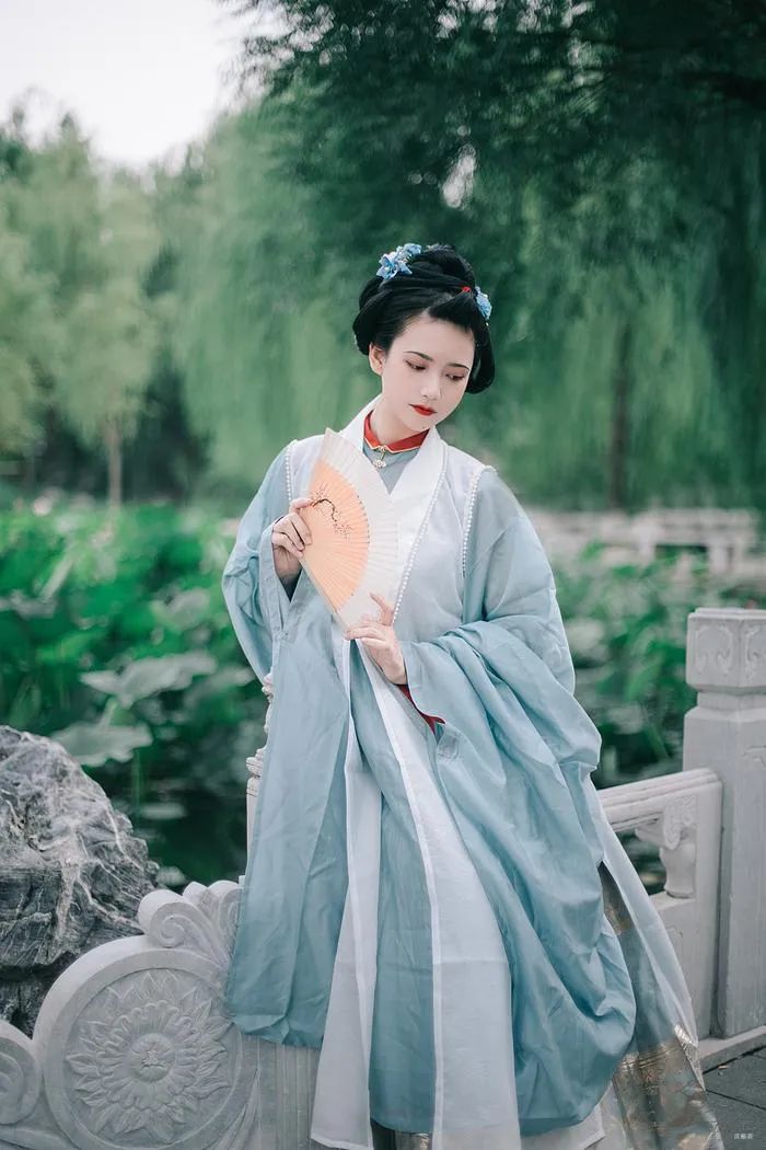 汉服仕女 | 落日渔歌归棹晚，且傍兰桡莲浦
