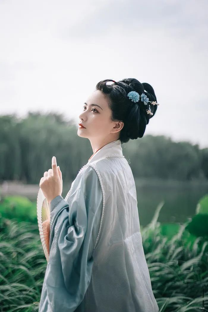 汉服仕女 | 落日渔歌归棹晚，且傍兰桡莲浦