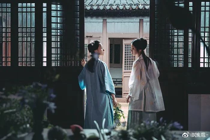 汉服仕女|插花品茶，赏雨闲谈