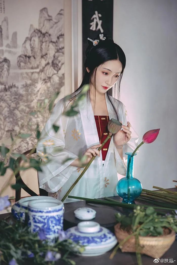汉服仕女|插花品茶，赏雨闲谈