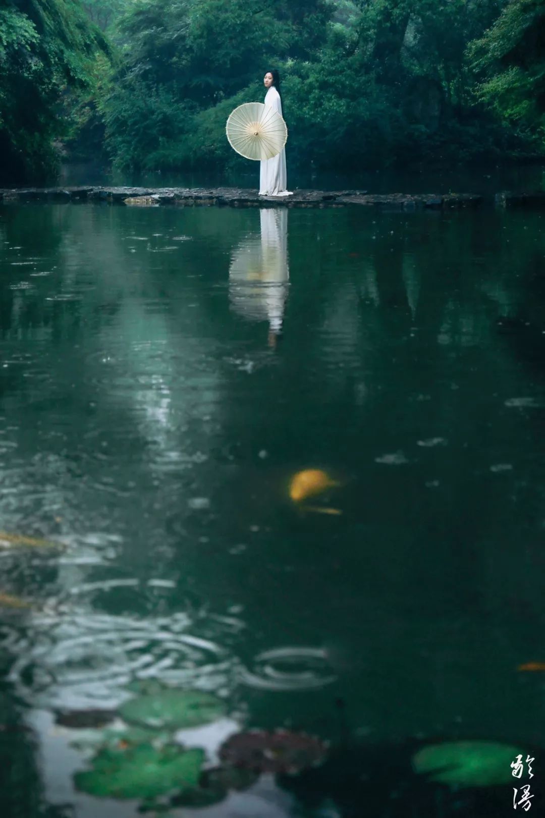 空山。新雨