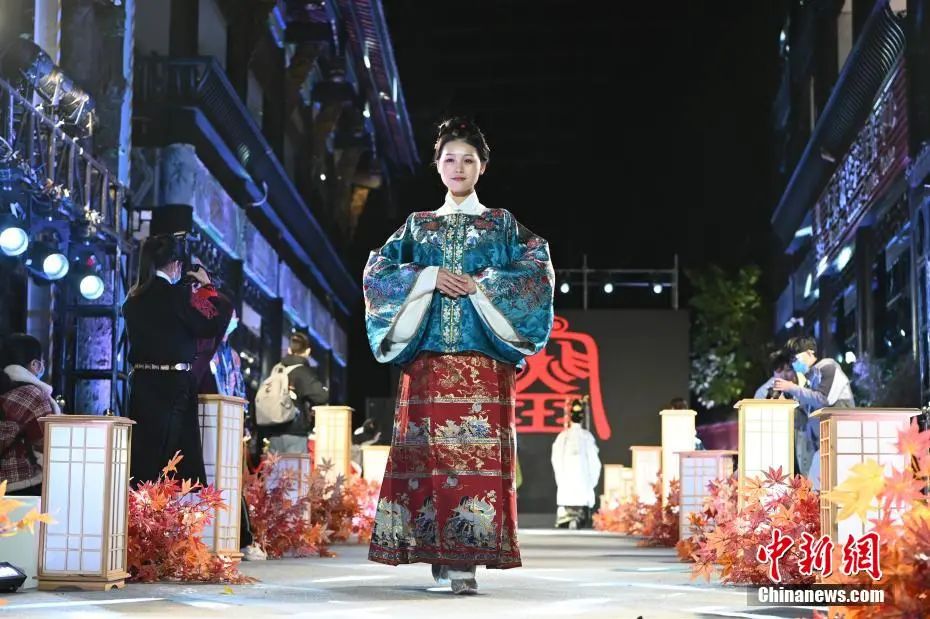年轻人“入了圈”，汉服“出了圈”