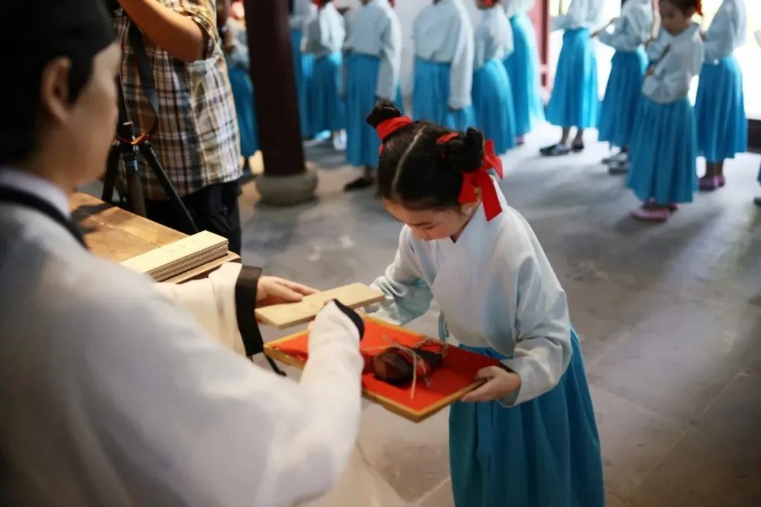 明天记得给老师行个礼……