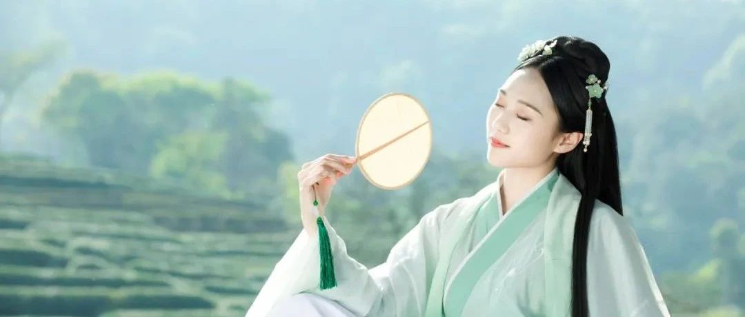 有章服之美,谓之华 ：坐容礼仪