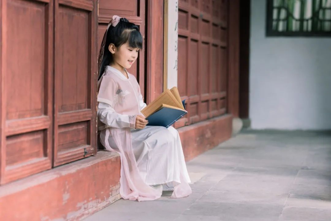 有章服之美,谓之华 ：坐容礼仪