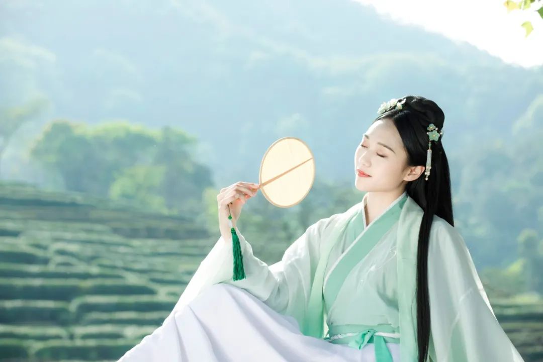 有章服之美,谓之华 ：坐容礼仪