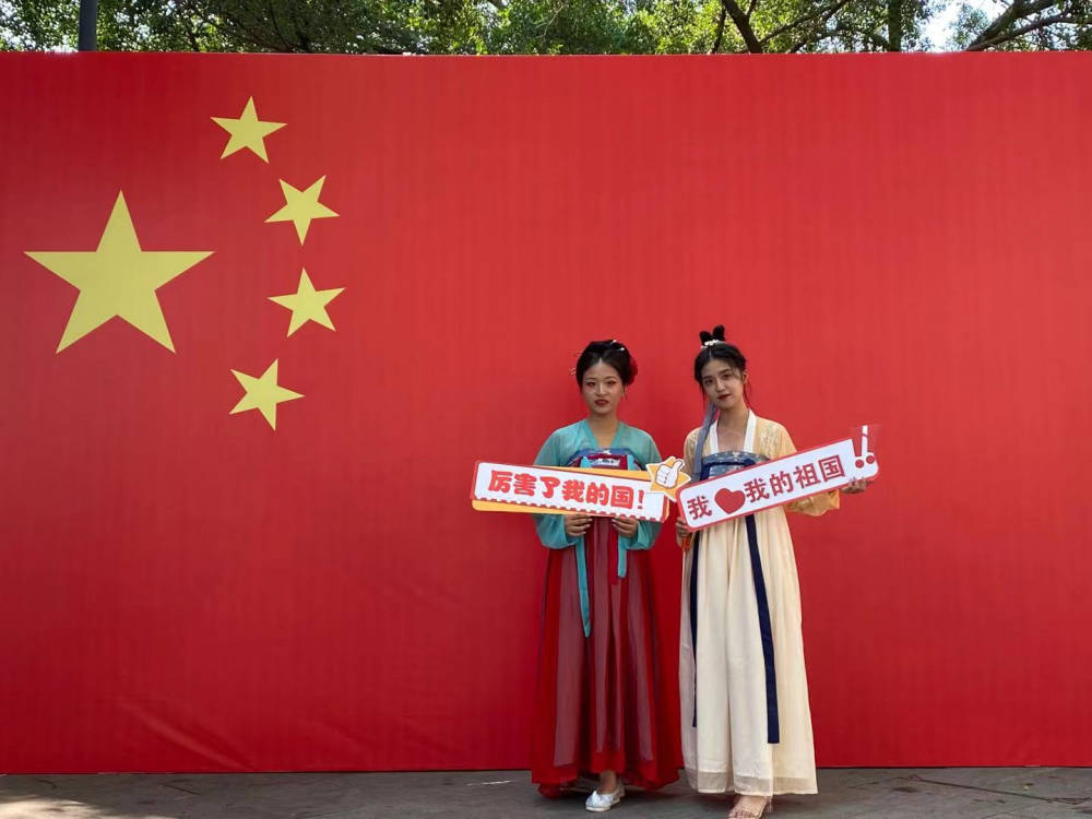 南温泉百余名汉服爱好者弘扬中国传统文化,重温红色历史、重走解放之路!