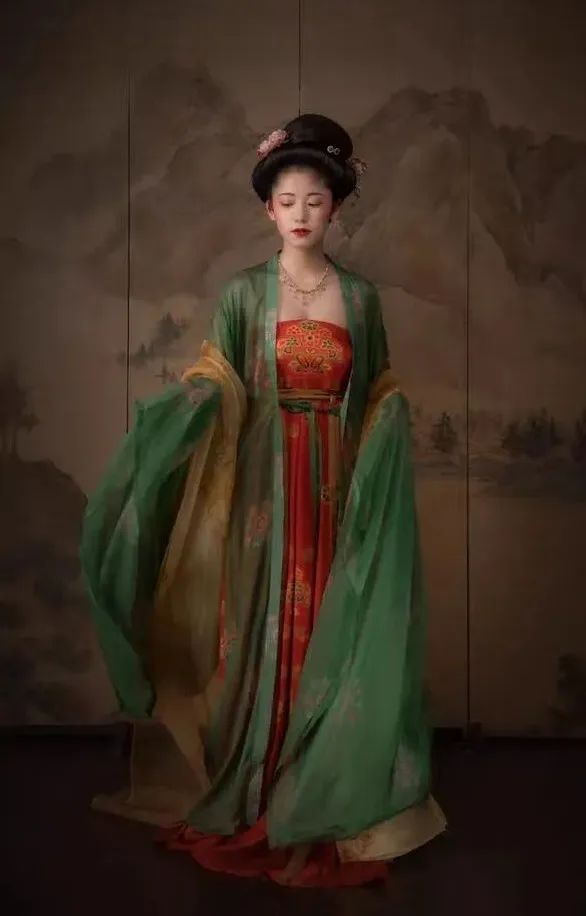 诃子裙大火,但是算汉服吗? 诃子裙大火,但是算汉服吗?