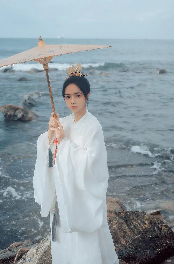 汉服美景||风卷清云尽，空天万里霜