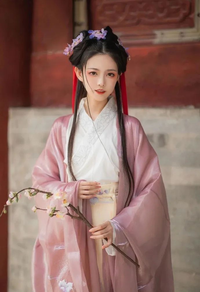 汉服颂 | 素手云心：对月虚窗映疏影，知秋瘦笔赋三台