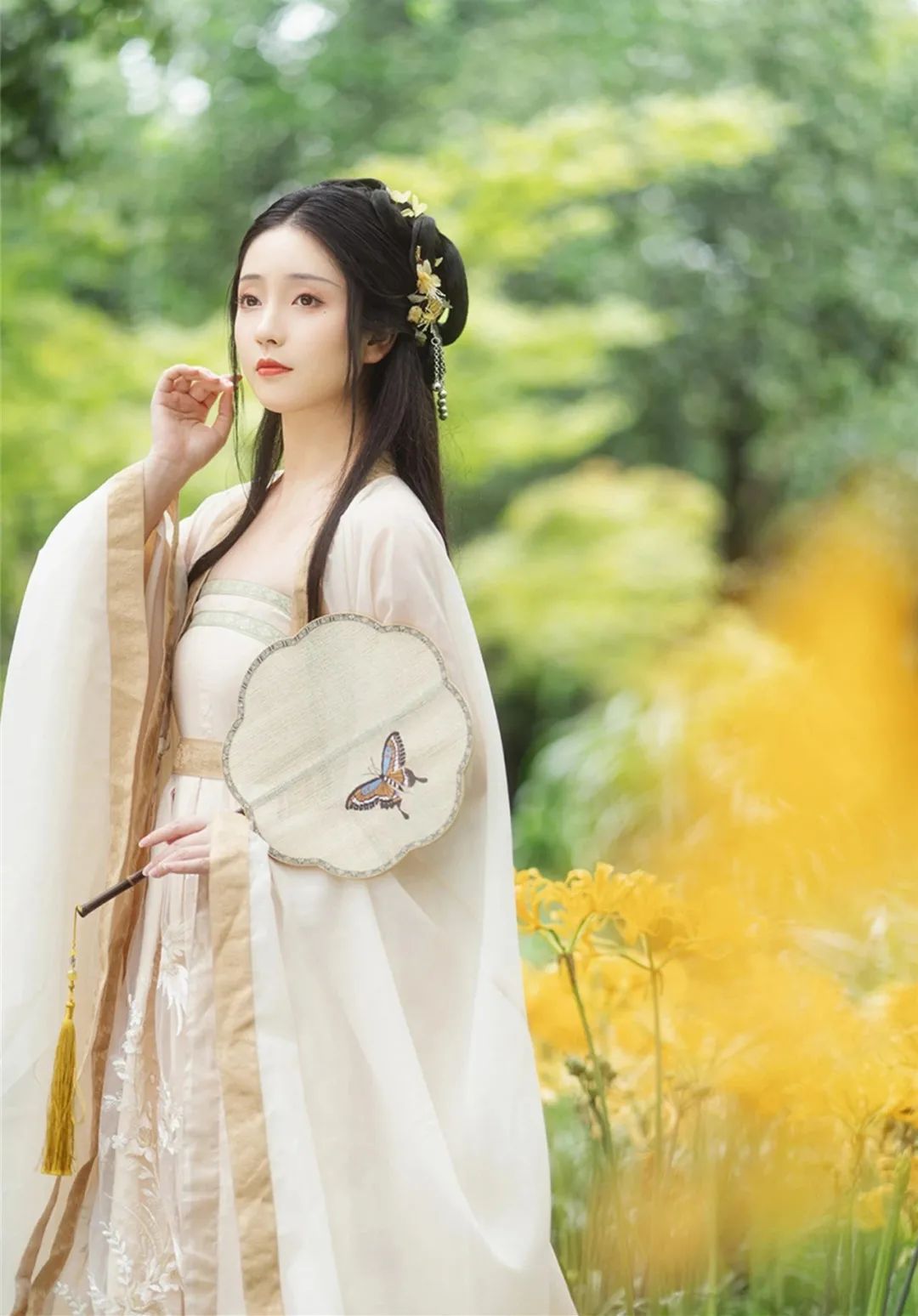 汉服颂 | 时年疏影朦胧忆，依稀往事梦怀中