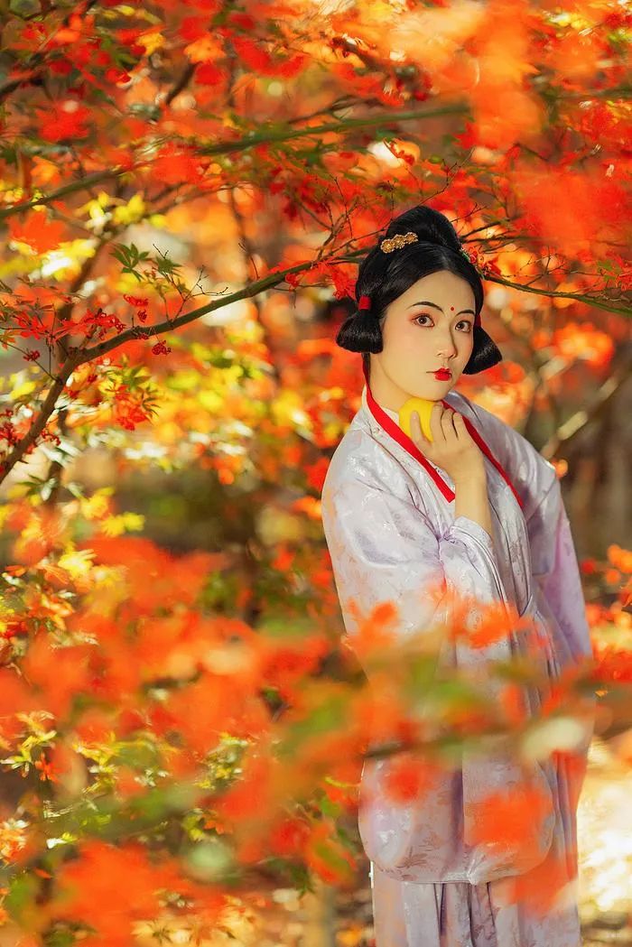 汉服美景 | 拾一叶枫，知一场秋