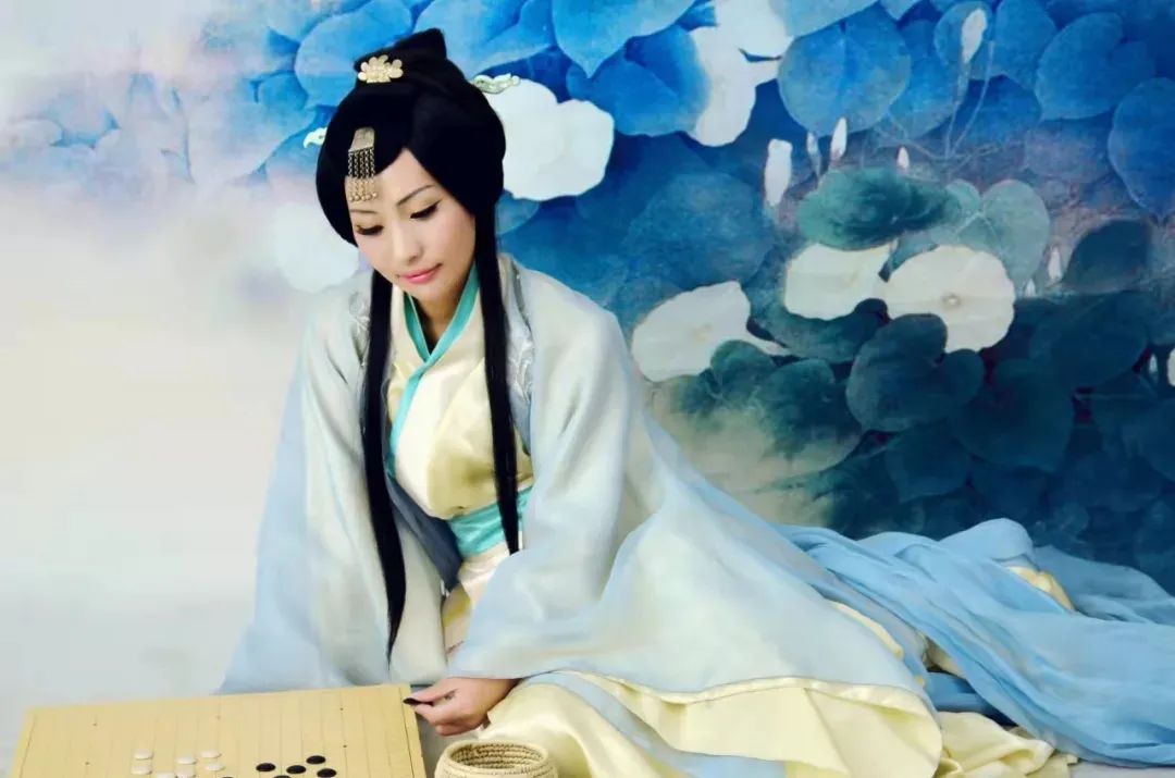 汉服颂 | 素手云心：对月虚窗映疏影，知秋瘦笔赋三台