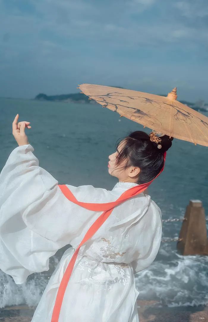 汉服美景||风卷清云尽，空天万里霜