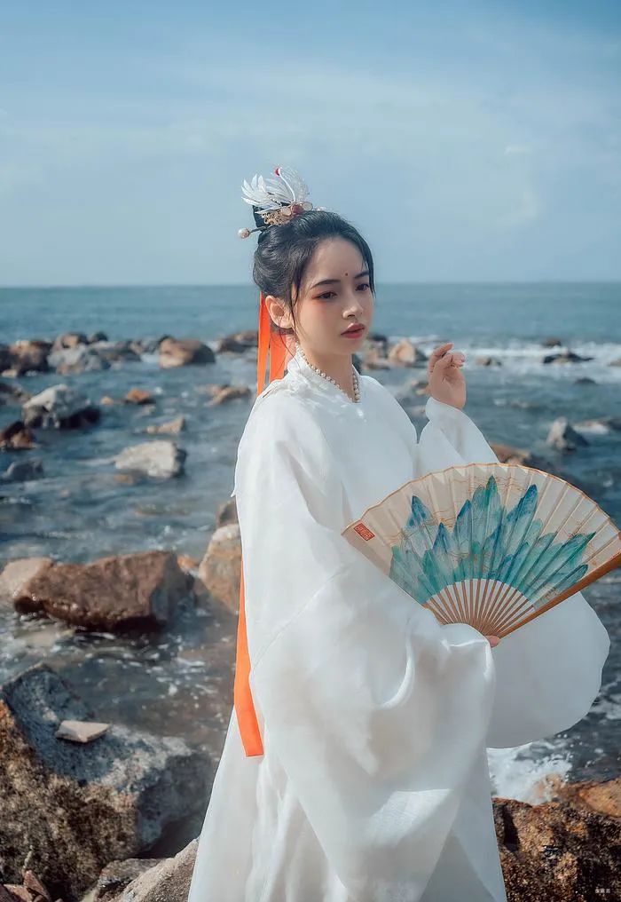 汉服美景||风卷清云尽，空天万里霜