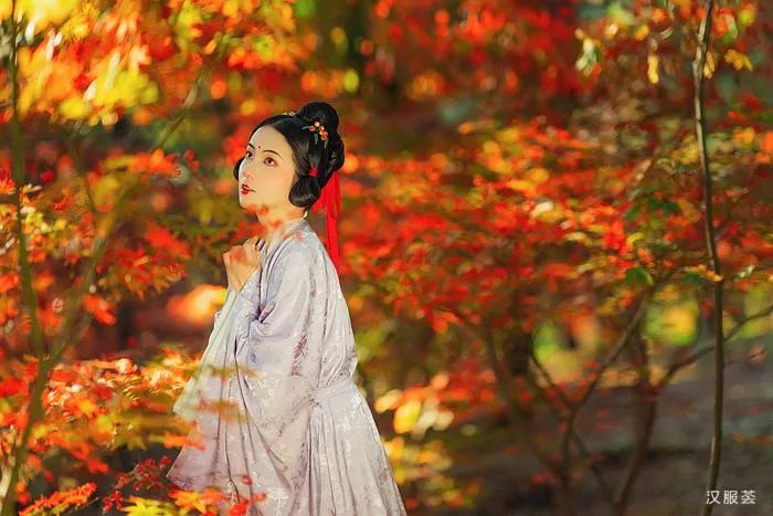 汉服美景 | 拾一叶枫，知一场秋