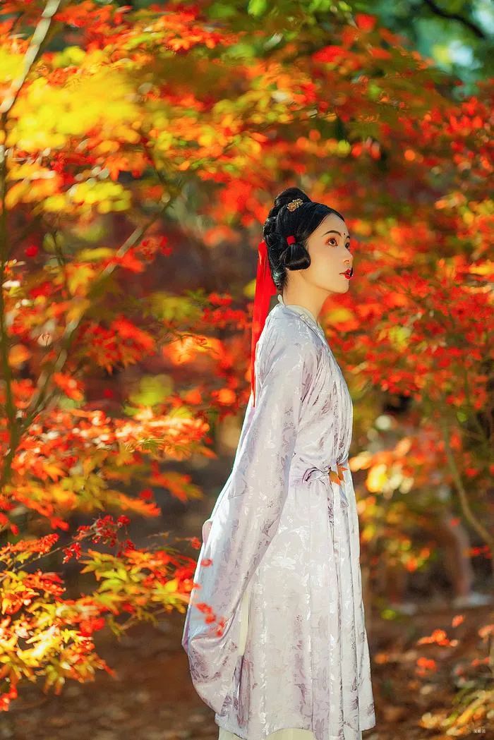 汉服美景 | 拾一叶枫，知一场秋