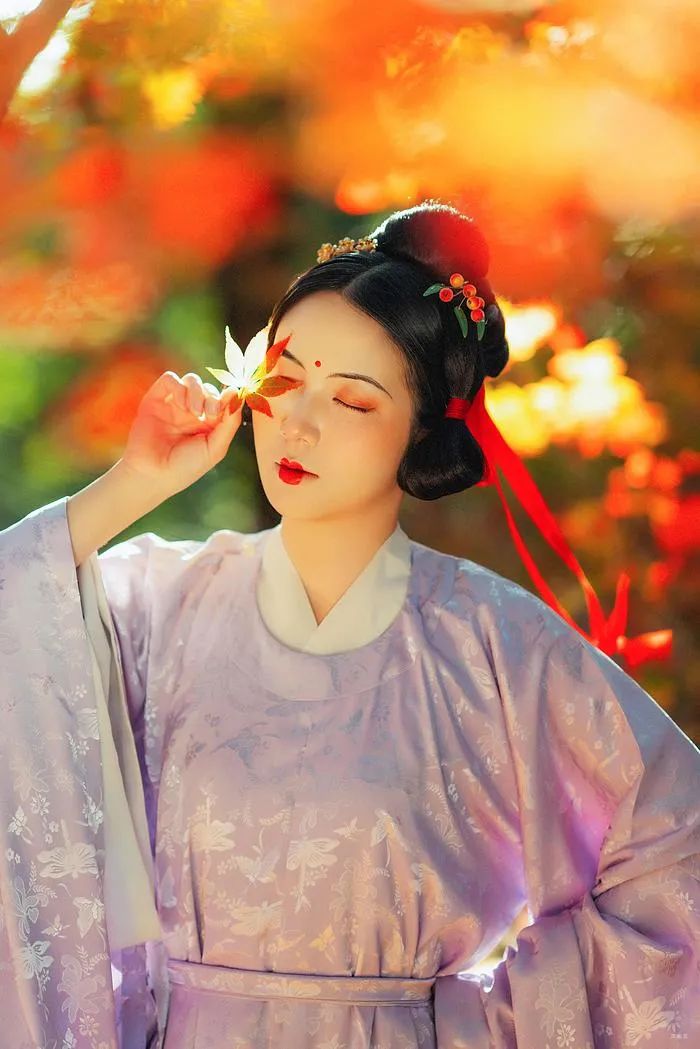 汉服美景 | 拾一叶枫，知一场秋