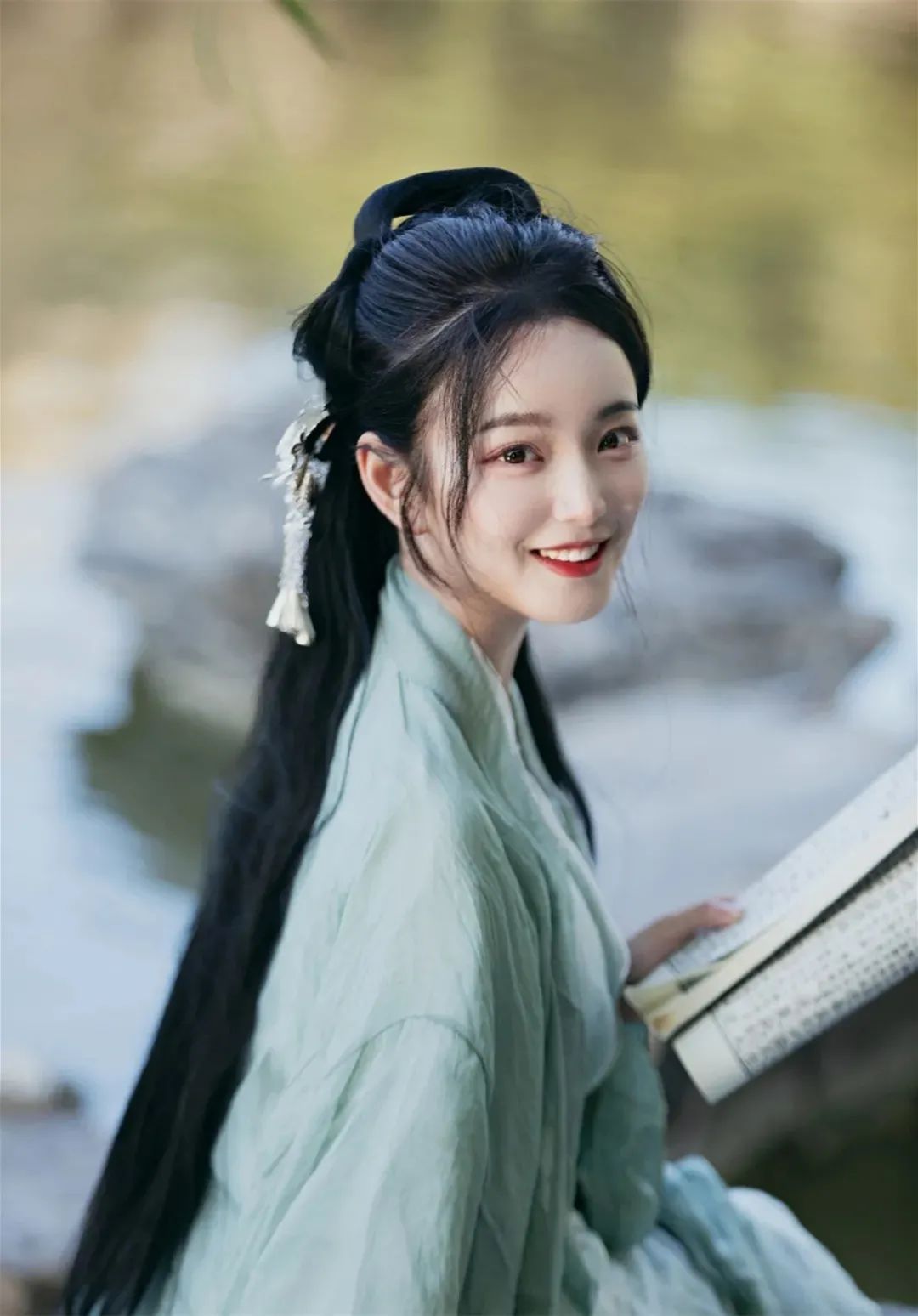 汉服颂 | 幽谷客：秋意阑珊，落笺冷暖