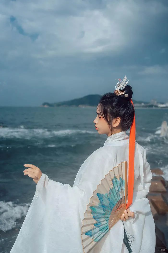 汉服美景||风卷清云尽，空天万里霜