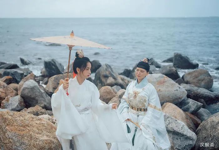 汉服美景||风卷清云尽，空天万里霜