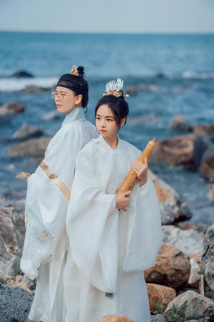 汉服美景||风卷清云尽，空天万里霜