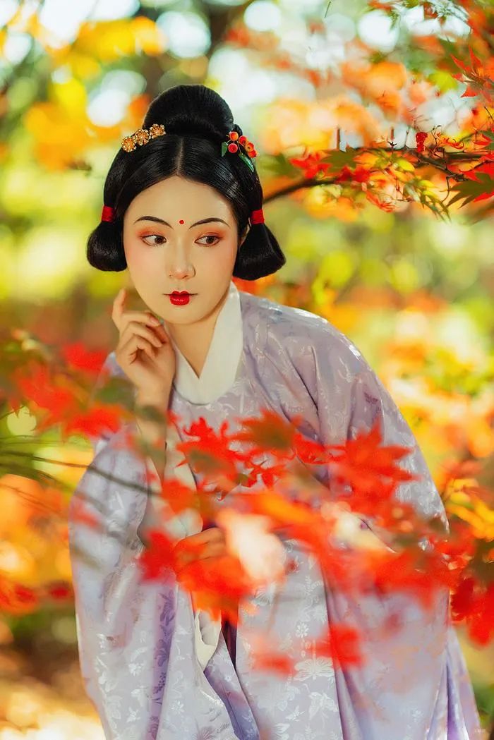 汉服美景 | 拾一叶枫，知一场秋