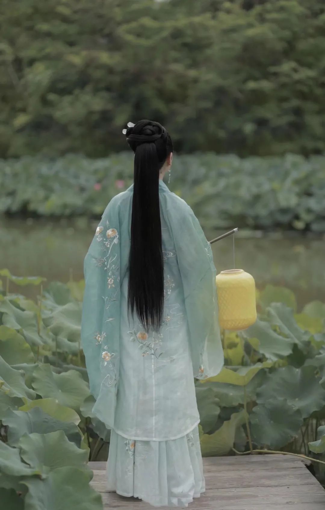 汉服颂 | 路过人间的精灵儿：别来寄语水仙子，陋室留题相思积