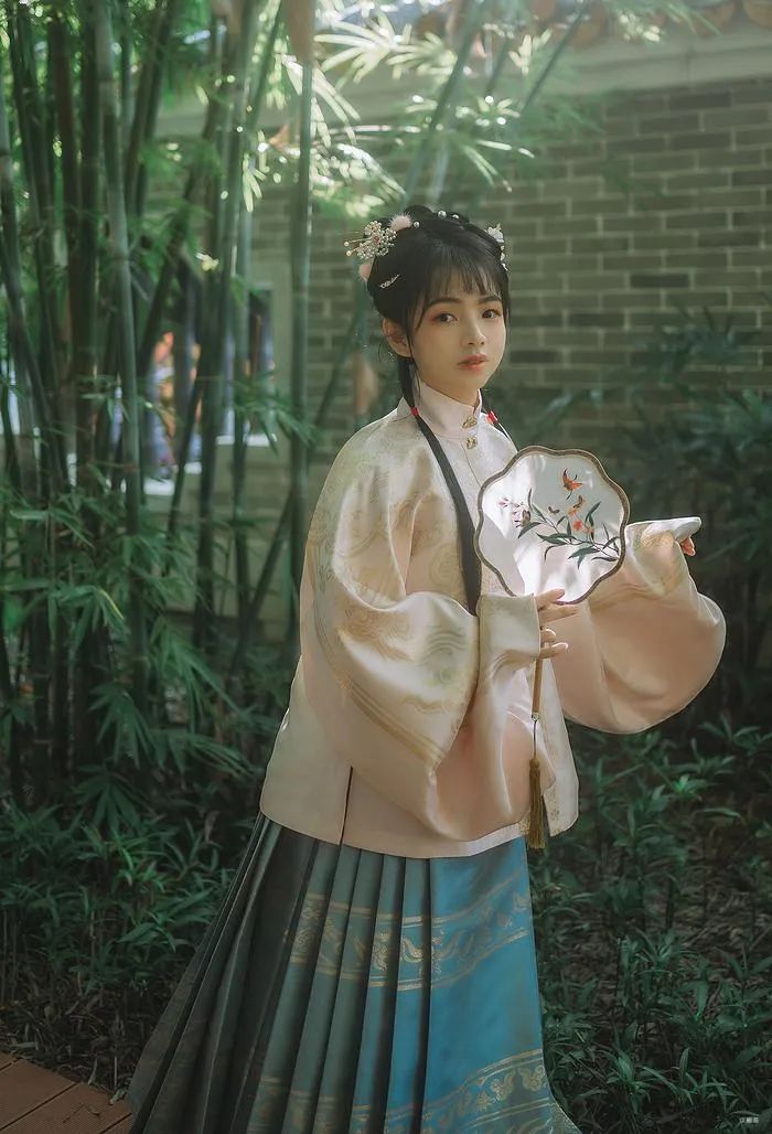 汉服美景||秋将归去冬又至，寒色不遮万山~