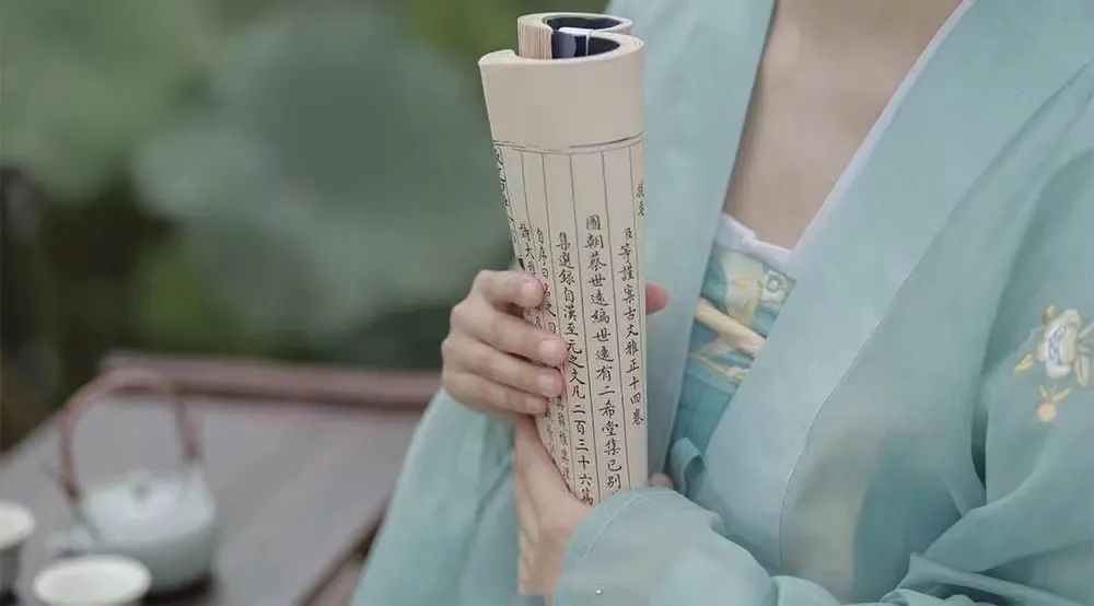 汉服颂 | 路过人间的精灵儿：别来寄语水仙子，陋室留题相思积