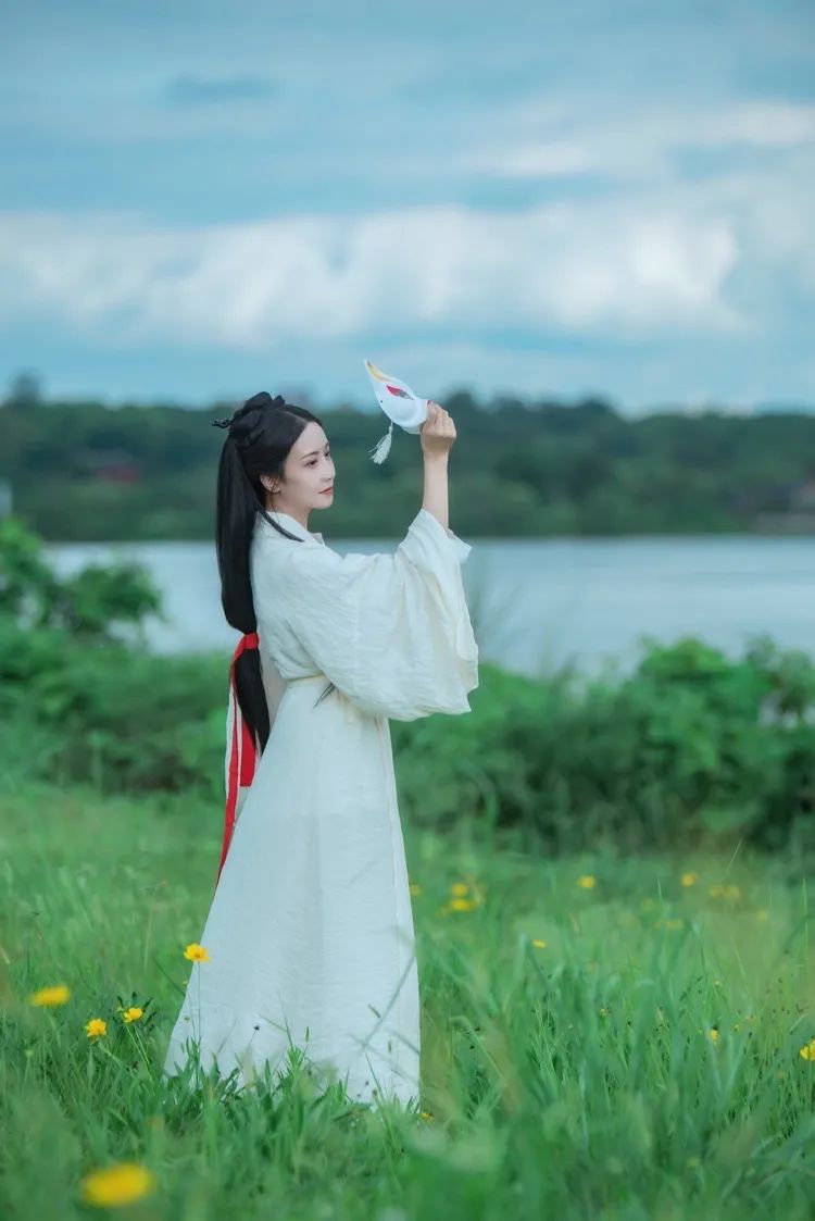 汉服颂 | 曾是千丝杨柳梦，怎忘一片海棠春