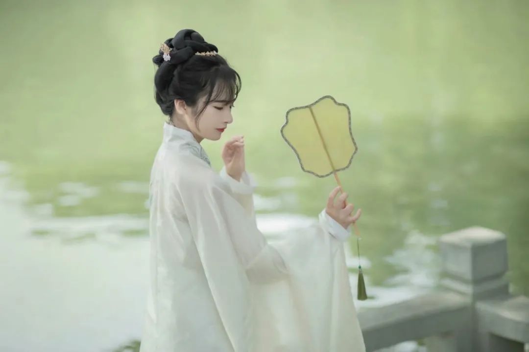 汉服颂 | 秋水无痕：清辞妙曲度流年，醉卧书山有梦牵