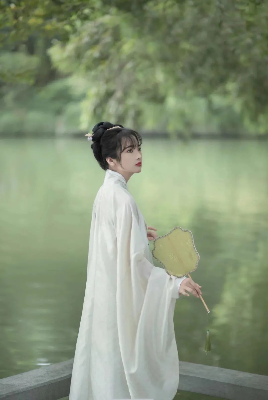 汉服颂 | 秋水无痕：清辞妙曲度流年，醉卧书山有梦牵
