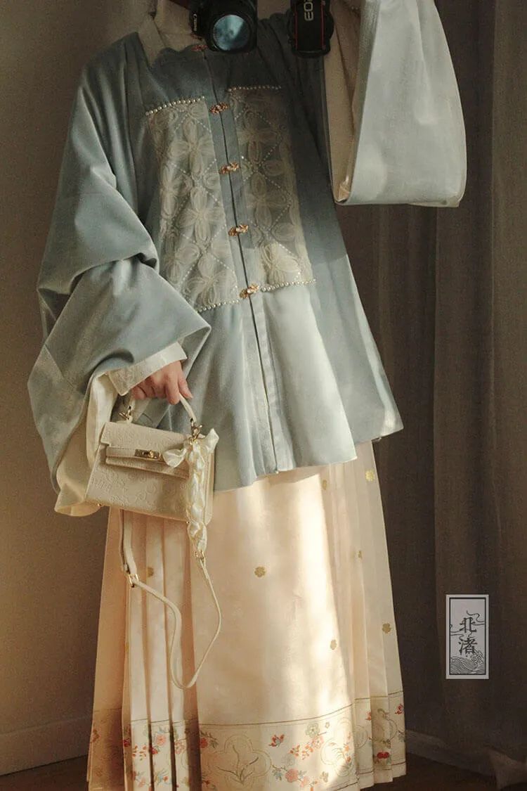 明制汉服推荐|富贵即视感 “大浪淘金” 可还行? 明制汉服推荐|富贵即视感 “大浪淘金” 可还行?